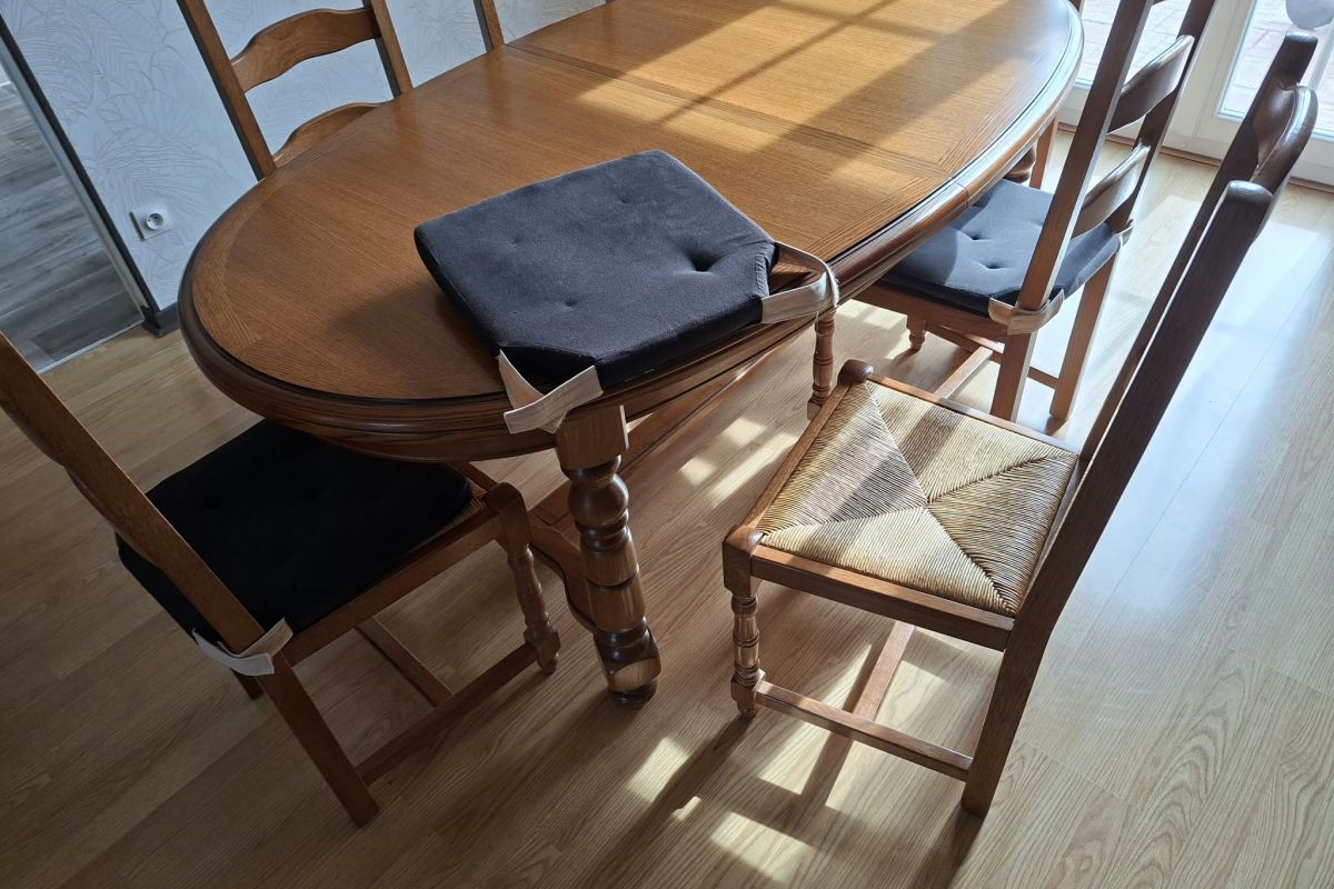 Photo 2 TABLE ET SES CHAISES EN CHENE