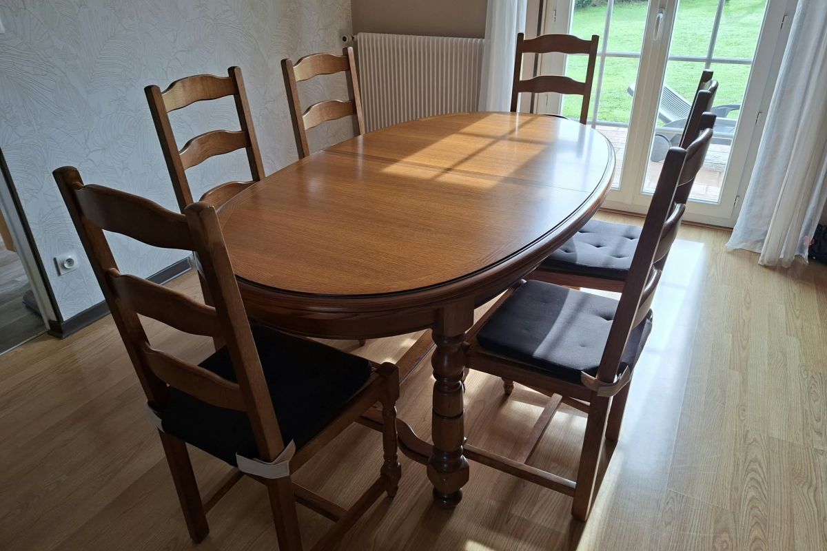 TABLE ET SES CHAISES EN CHENE