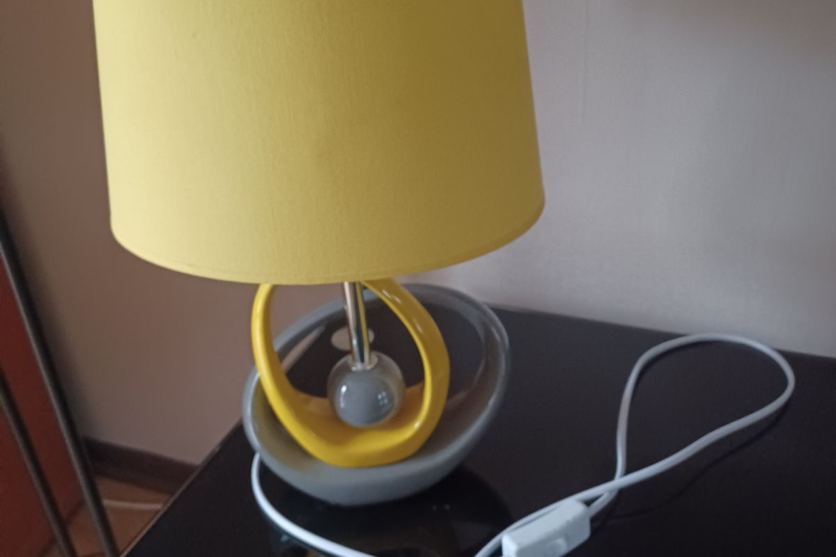 Lampe jaune et grise 
