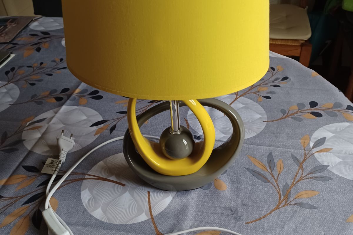 Photo 3 Lampe jaune et grise 