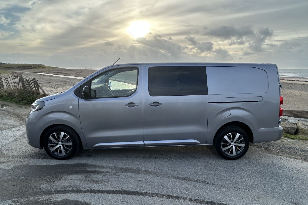 Photo 2 Toyota Proace 2026 2.2L D 180 cv, BVA 8, gris acier, cuir, toutes options 