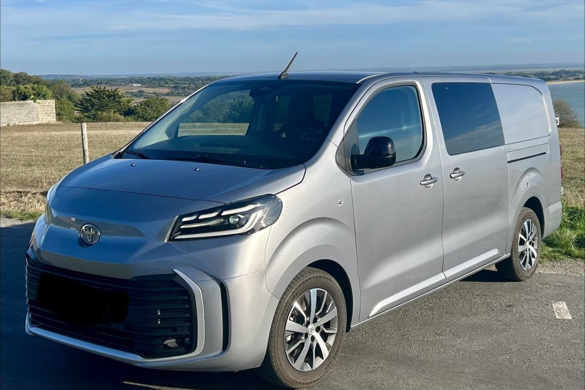 Toyota Proace 2026 2.2L D 180 cv, BVA 8, gris acier, cuir, toutes options 