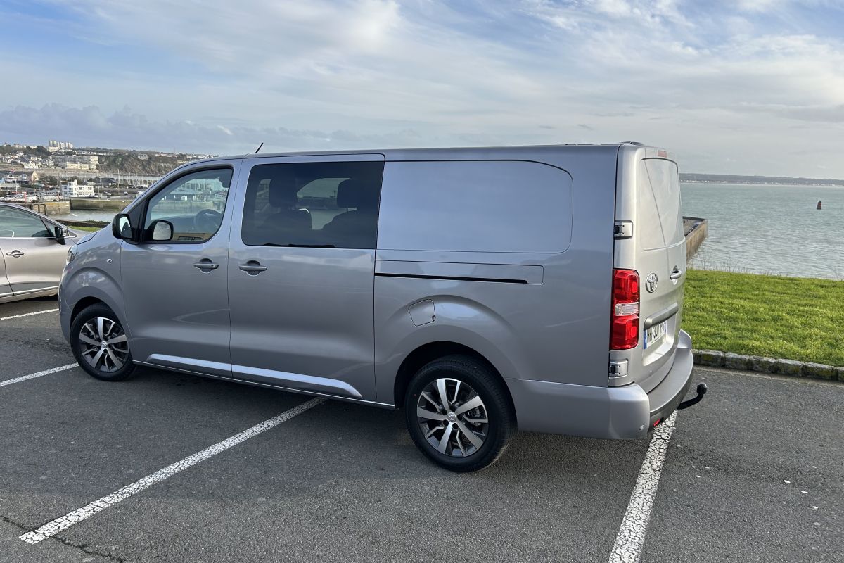 Photo 3 Toyota Proace 2026 2.2L D 180 cv, BVA 8, gris acier, cuir, toutes options 