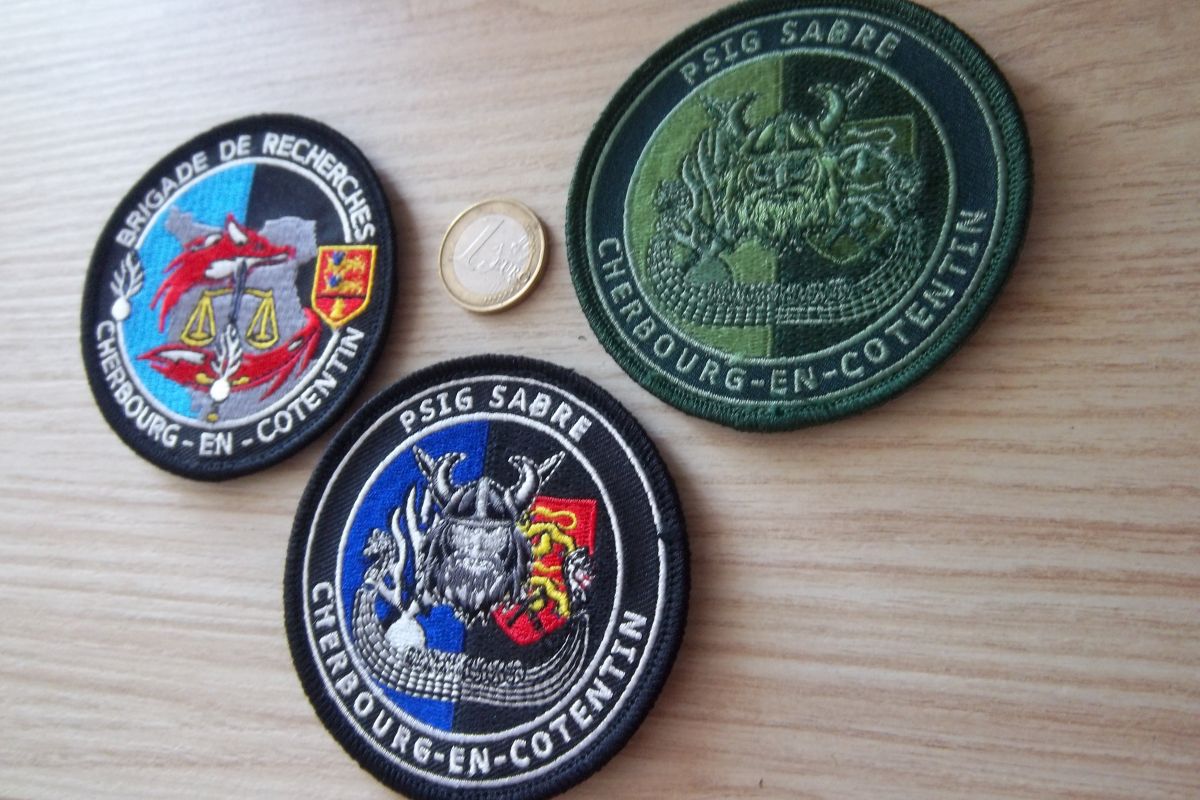 Photo 2 Lot d'écussons militaire Cherbourg insignes gendarmerie collection