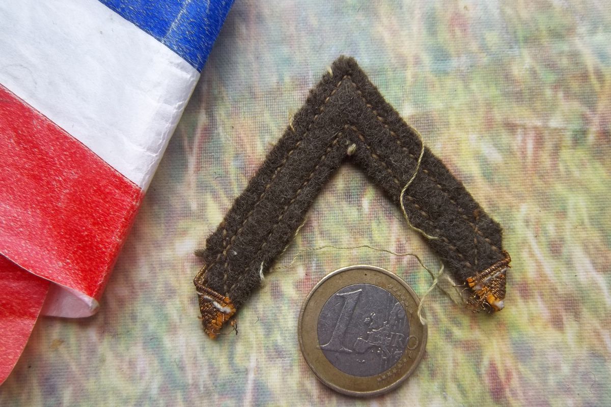 Photo 2 Galon militaire chevron doré 1ére classe époque Algérie Indochine