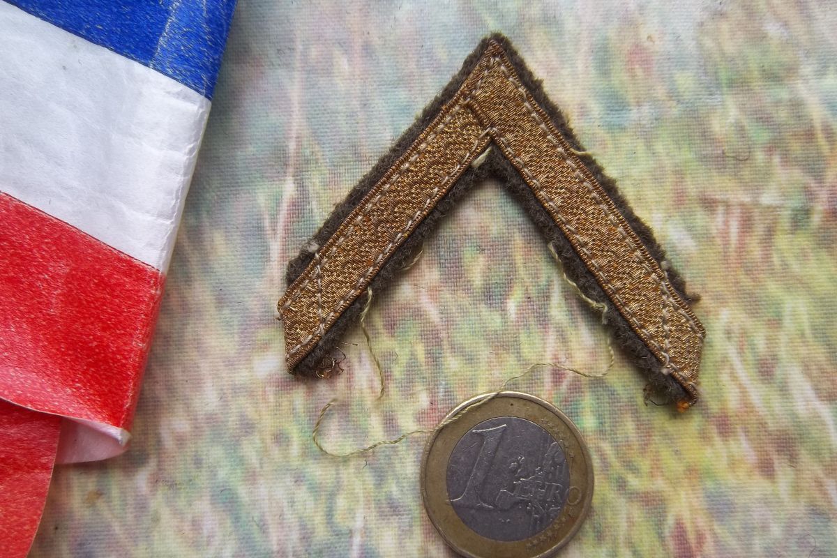 Galon militaire chevron doré 1ére classe époque Algérie Indochine