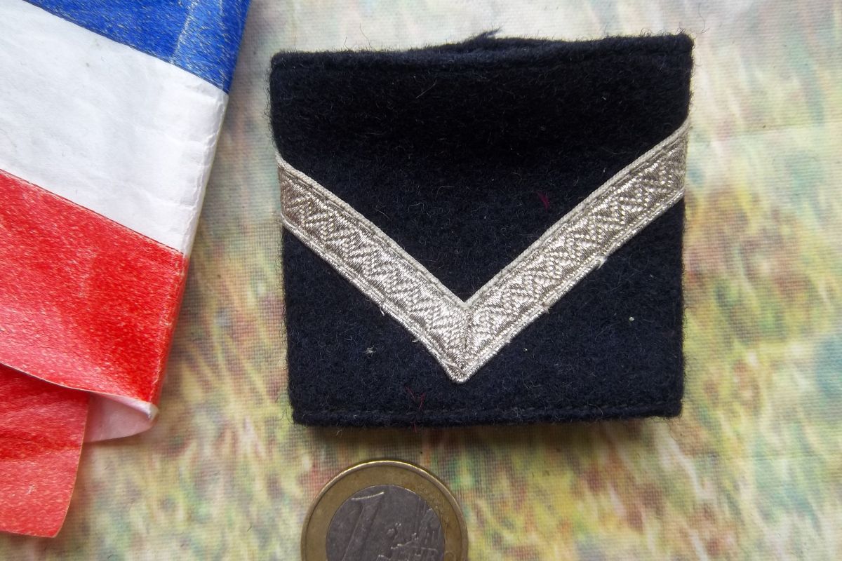 un fourreau épaule militaire ancien chevron argenté galon