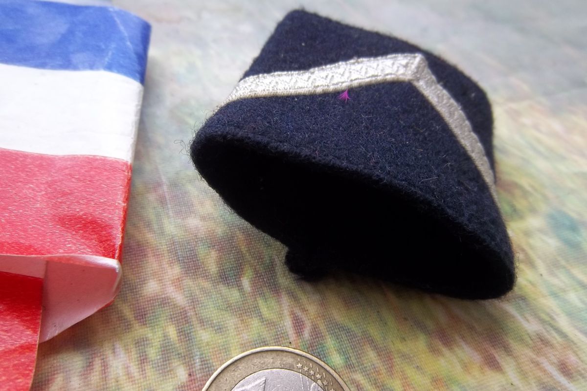 Photo 2 un fourreau épaule militaire ancien chevron argenté galon