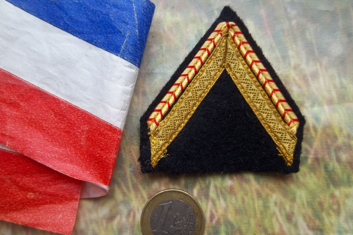 grade militaire insigne collection galon 1ère classe liseré jaune et rouge