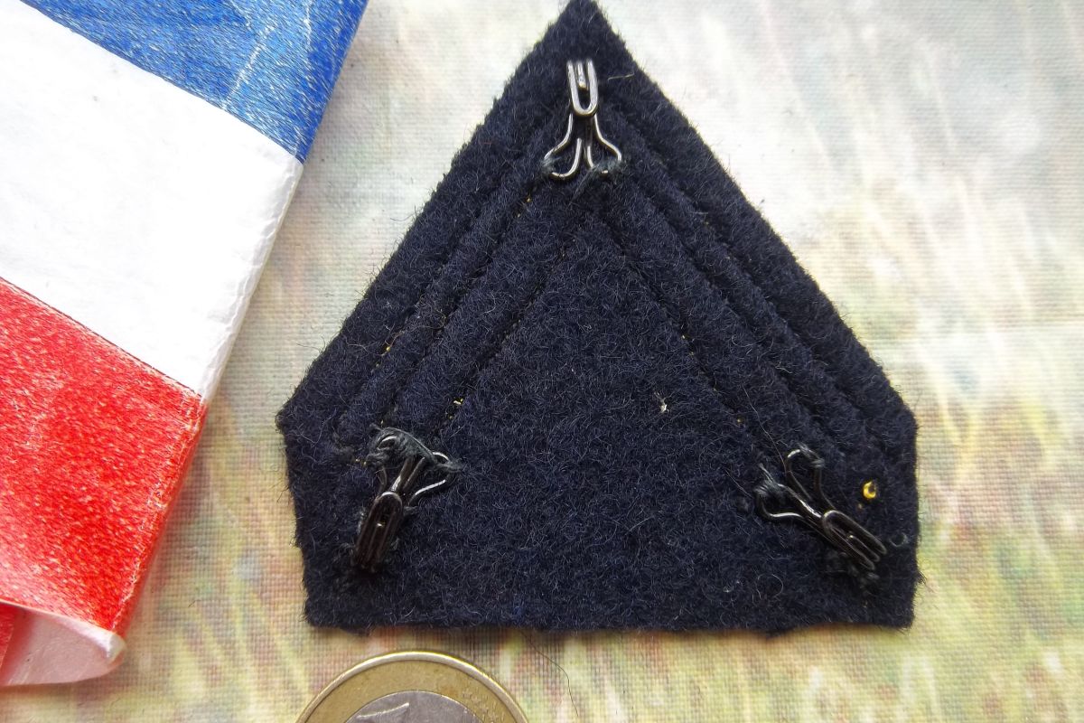 Photo 2 grade militaire insigne collection galon 1ère classe liseré jaune et rouge