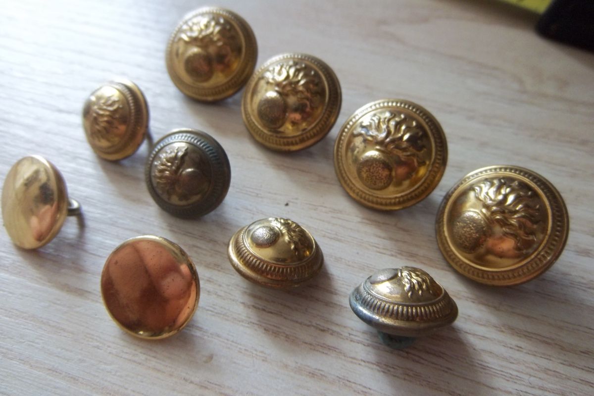 Photo 2 Lot de boutons anciens infanterie collection militaire