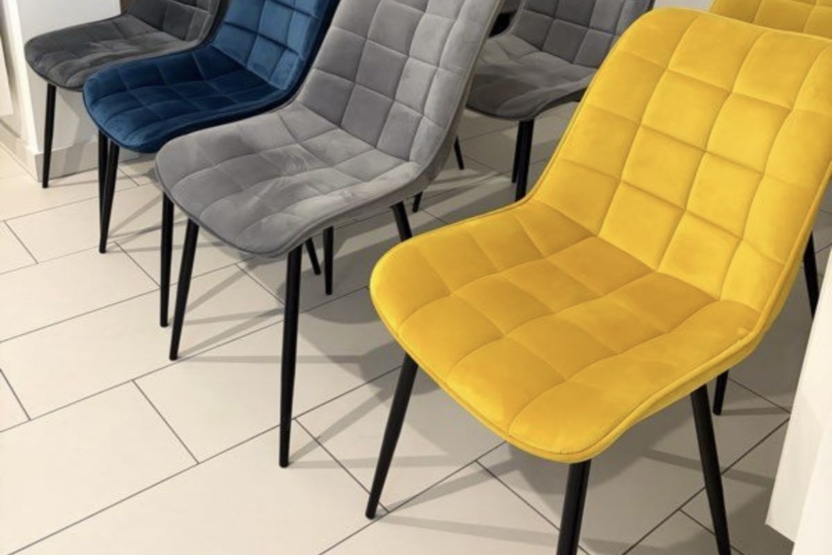 Chaises multicolores 