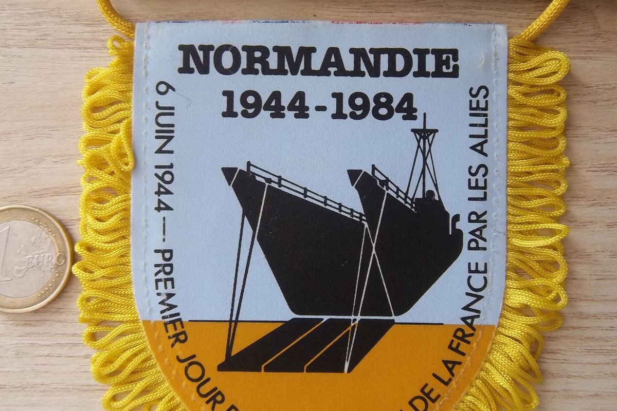 Photo 2 fanion commémoratif Normandie 1944-1984 débarquement 40 éme 