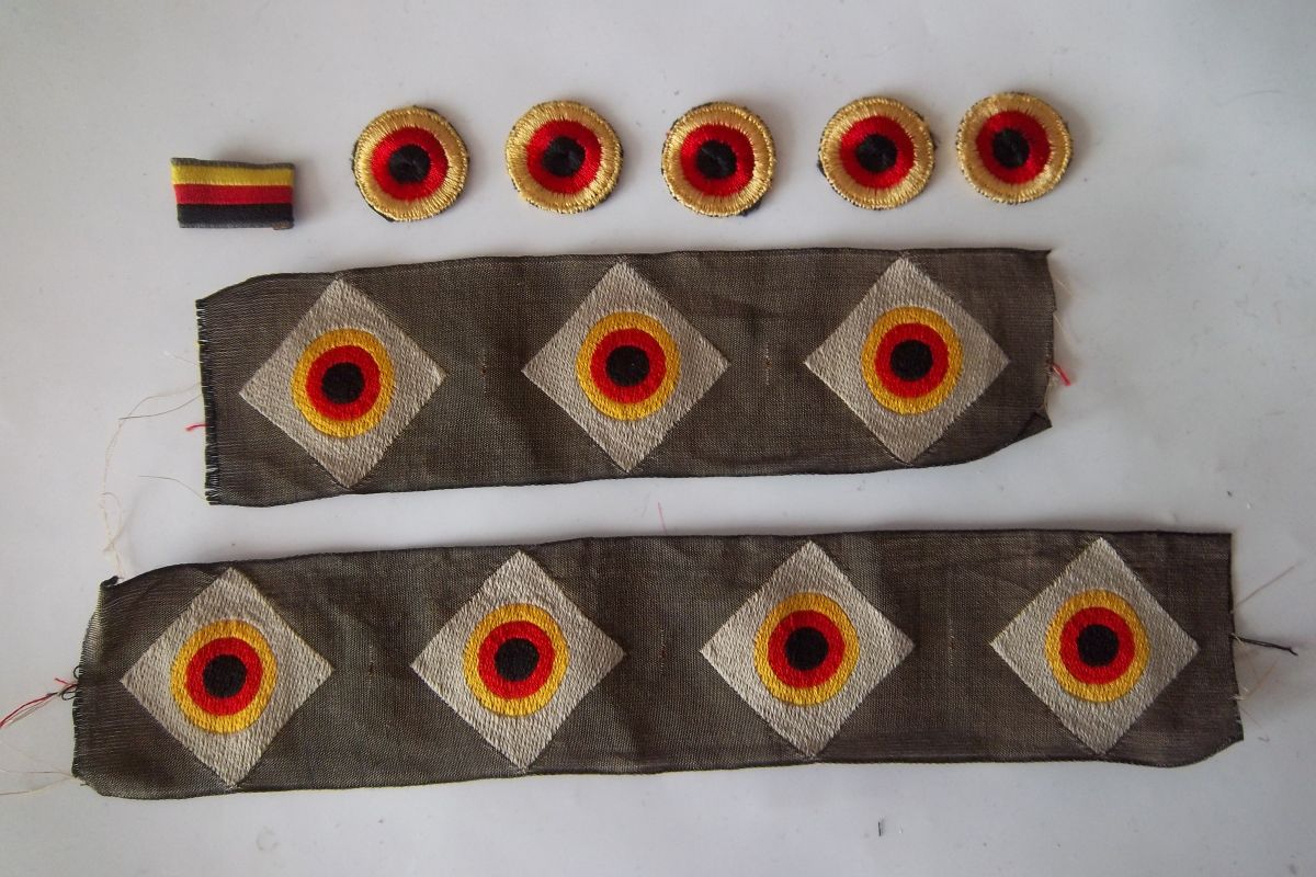 Lot insignes casquette militaire Allemand écussons collection