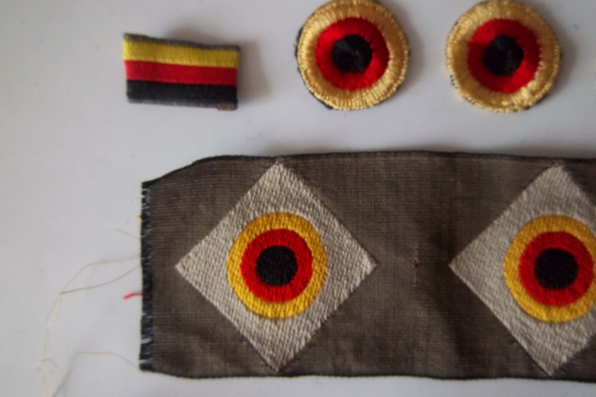 Photo 2 Lot insignes casquette militaire Allemand écussons collection