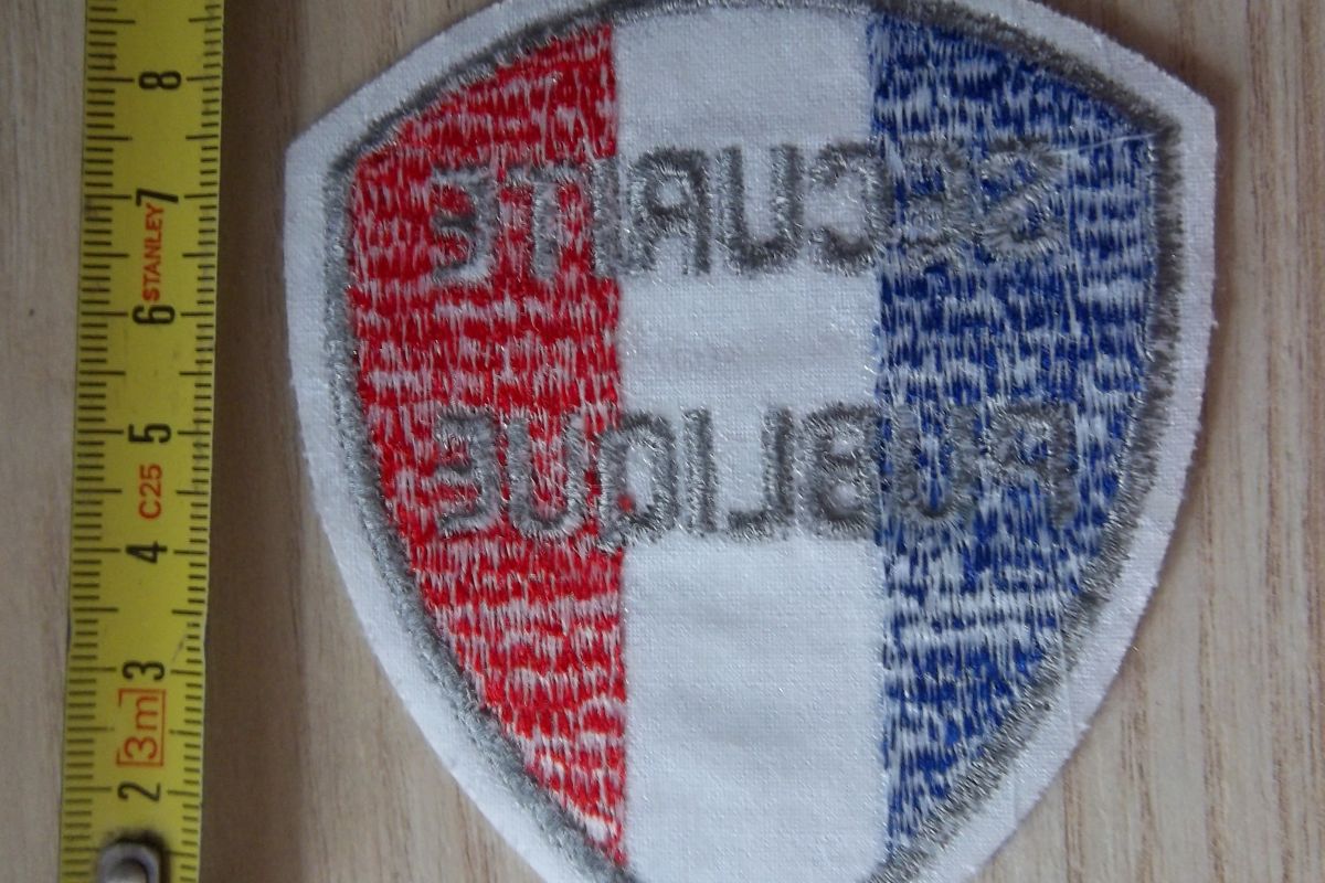 Photo 2 écusson obsolète sécurité publique insigne collection