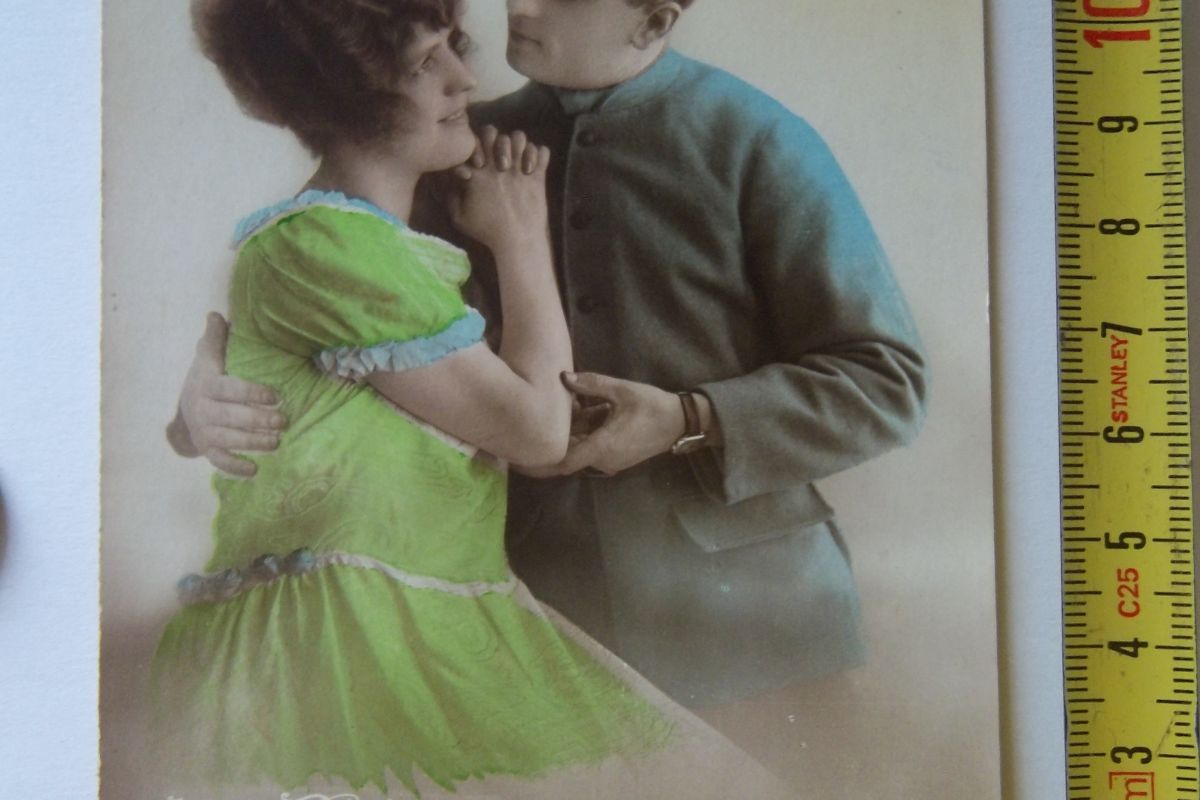 Carte postale ancienne romantique "Le Baiser" collection militaire