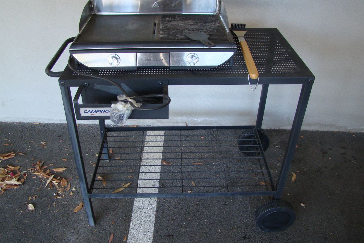 PLANCHA ELECTRIQUE ET TABLE ROULANTE