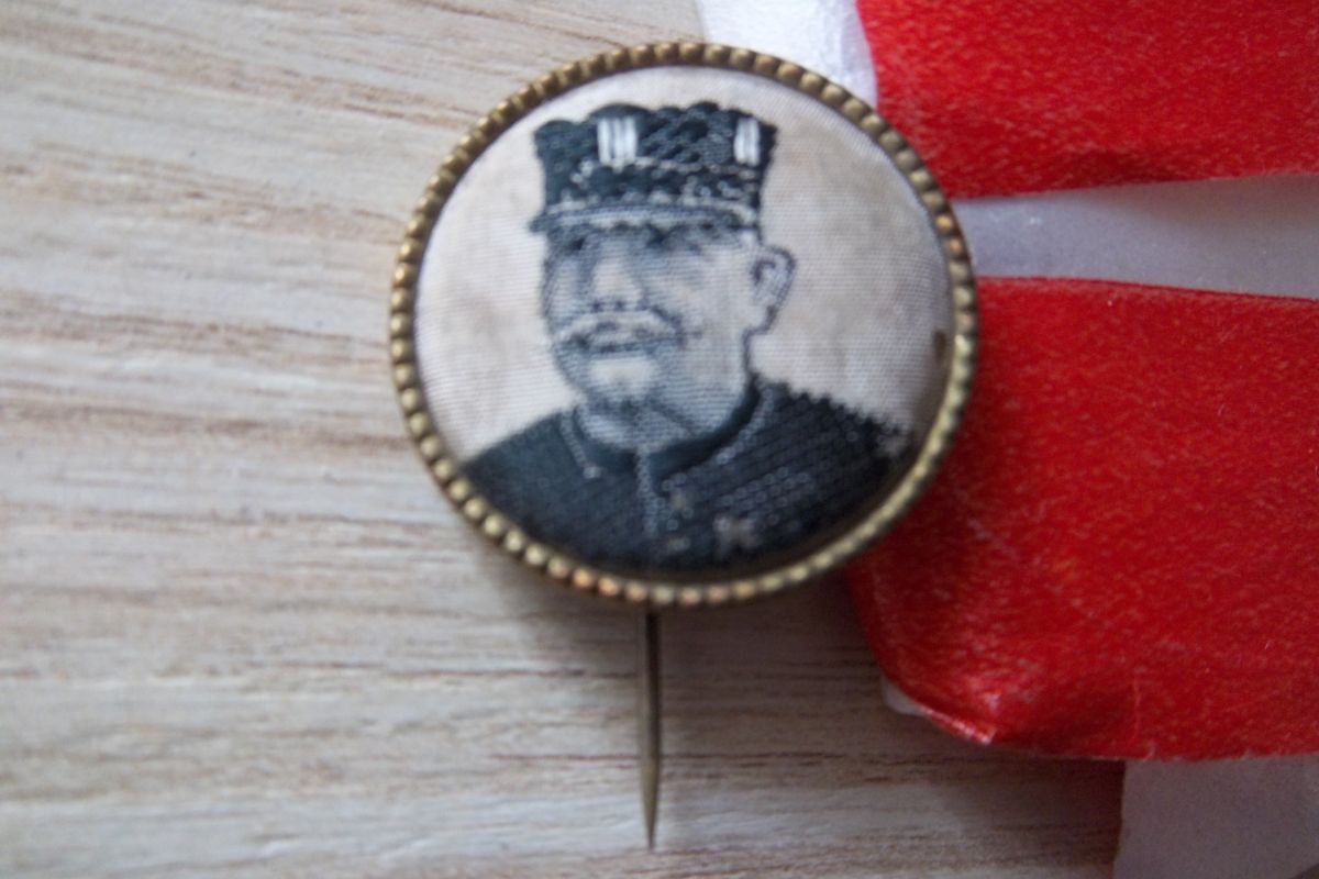 Photo 3 Insigne épinglette en soie maréchal Joffre-1914 commandant en chef des armées
