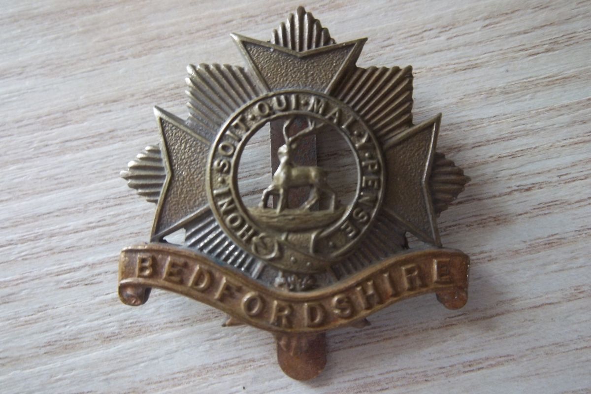 insigne militaire Anglais Cap Badge- Bedfordshire Rgt 