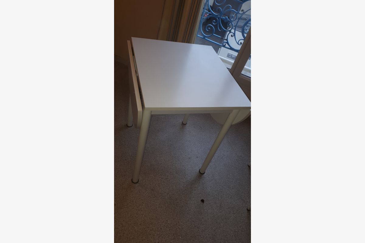 Table de cuisine blanche avec 2 battants + 1 chaise
