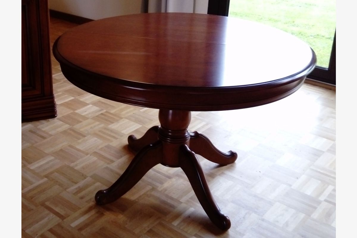 Vends table ronde merisier diamètre 1m15 Bon état. 