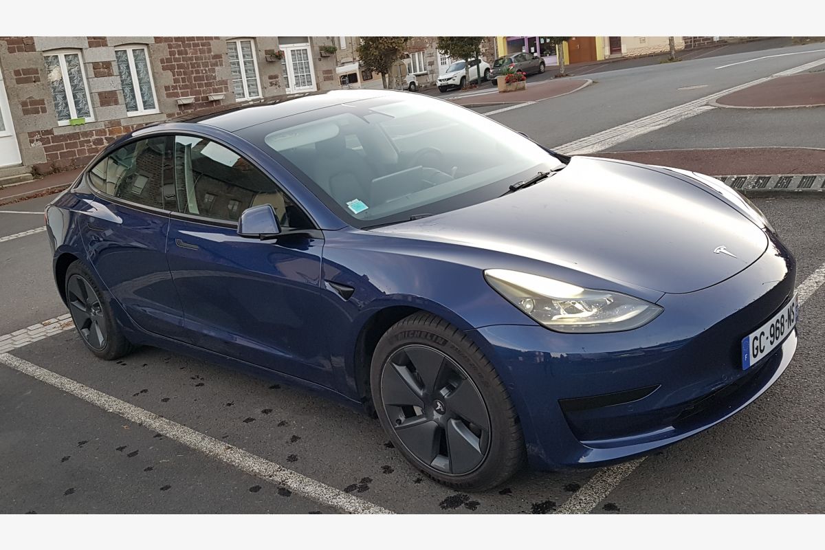 Vends Tesla Model 3 bleue métallisée