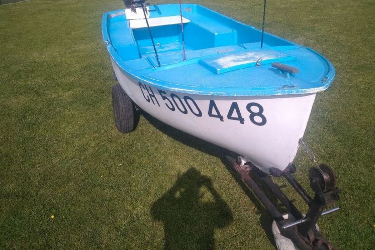 Bateau canot breton avec moteur avec remorque