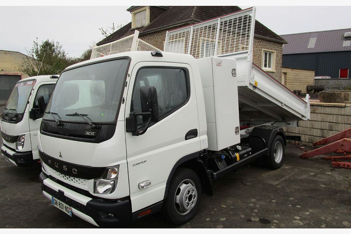 Camion benne 3.5 T Fuso Canter benne