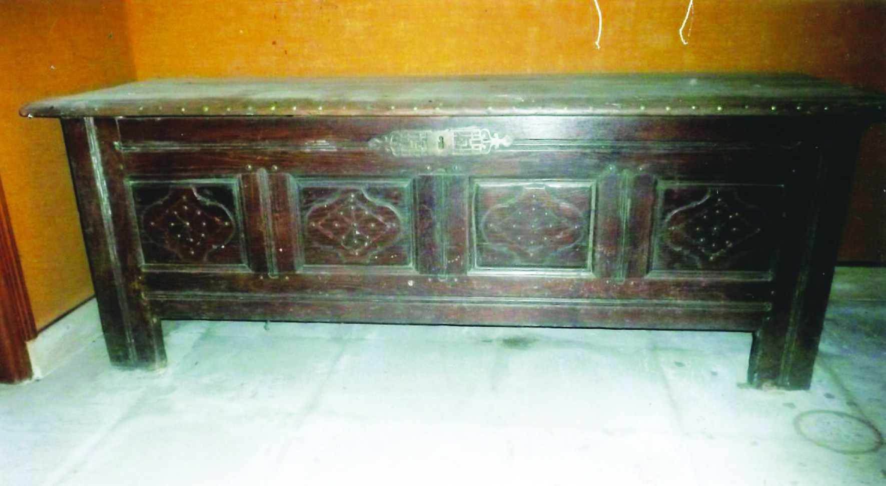 TRES BEAU COFFRE ANCIEN EN BOIS