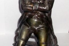 Napoléon assis sur une chaise.