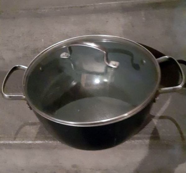 Cocotte en fonte avec son couvercle 