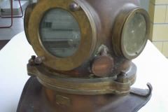 Antiquité de marine, casque et matériel de scaphandrier, plongée vintage