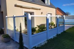 Brise-vent châssis PVC blanc en angle