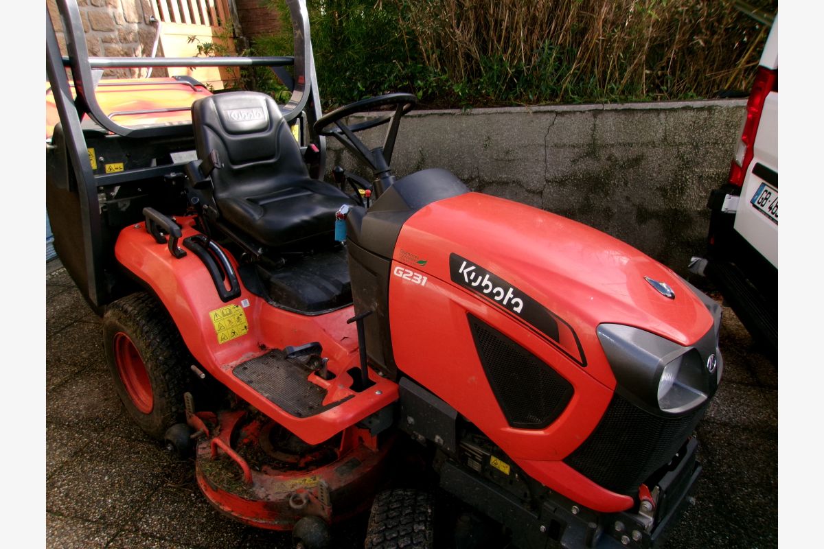 Tracteur tondeuse autoportée Kubota G23 1 - 131582_0.jpg