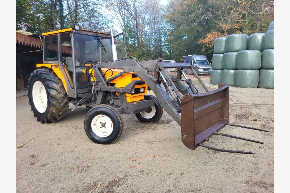 Tracteur Renault 651 avec fourche - 132952_0.jpg