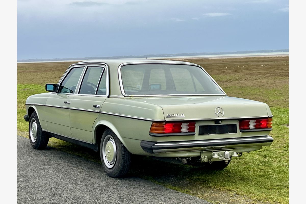 MERCEDES - 300D - 1976 - 148867_681f7b074868f9-52876780.jpg