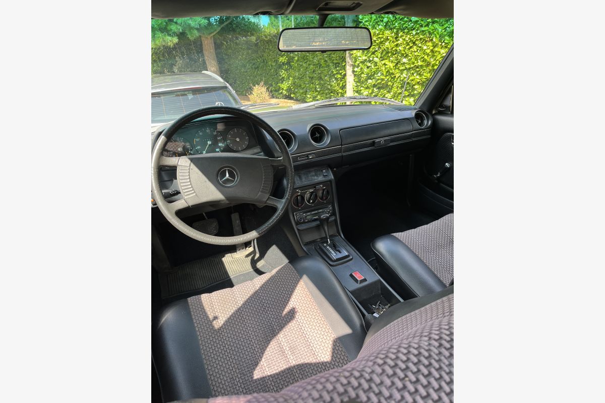 MERCEDES - 300D - 1976 - 148867_681f7b08cacd24-22571651.jpg