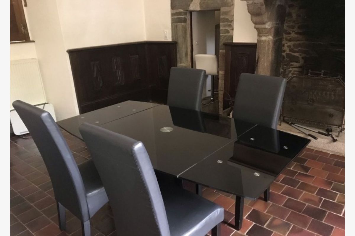 Table en verre noire extensible 8 personnes - 149653_68245ee5ba3175-24567160.jpg