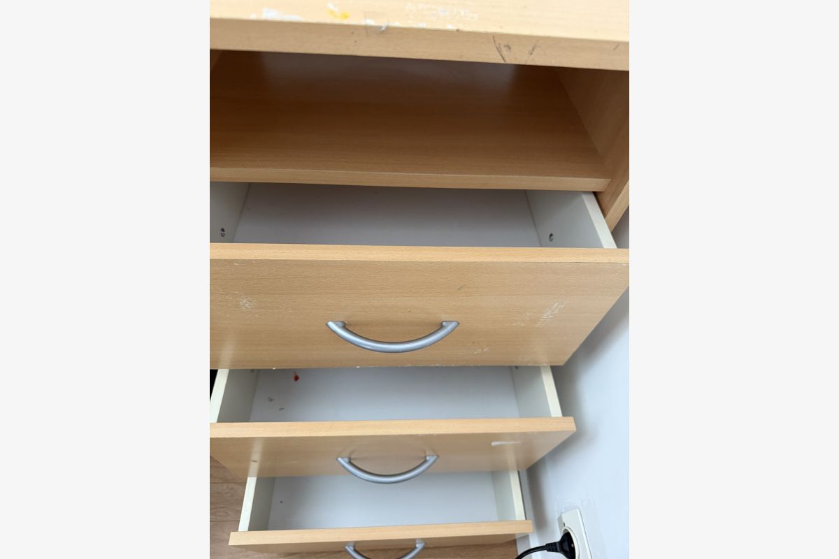 Bureau et chaise de bureau  - 152557_6846d35c5346b9-18629155.jpg