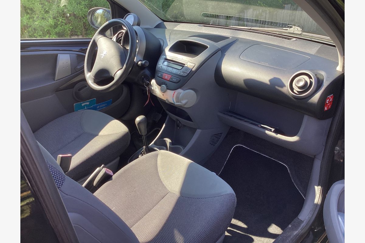 107 Peugeot noire ess 2 portes 2008 - 155032_685bc147a8eda4-15385264.jpg