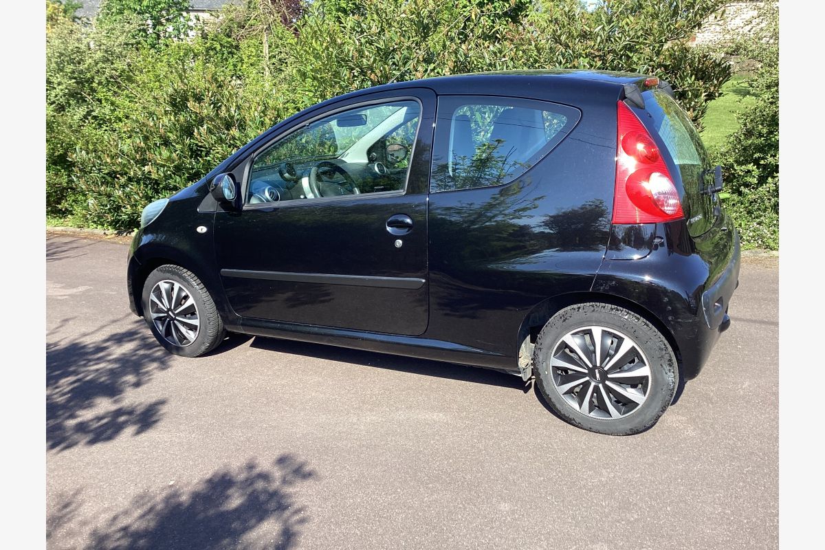 107 Peugeot noire ess 2 portes 2008 - 155032_685bc14a659cf7-04103897.jpg