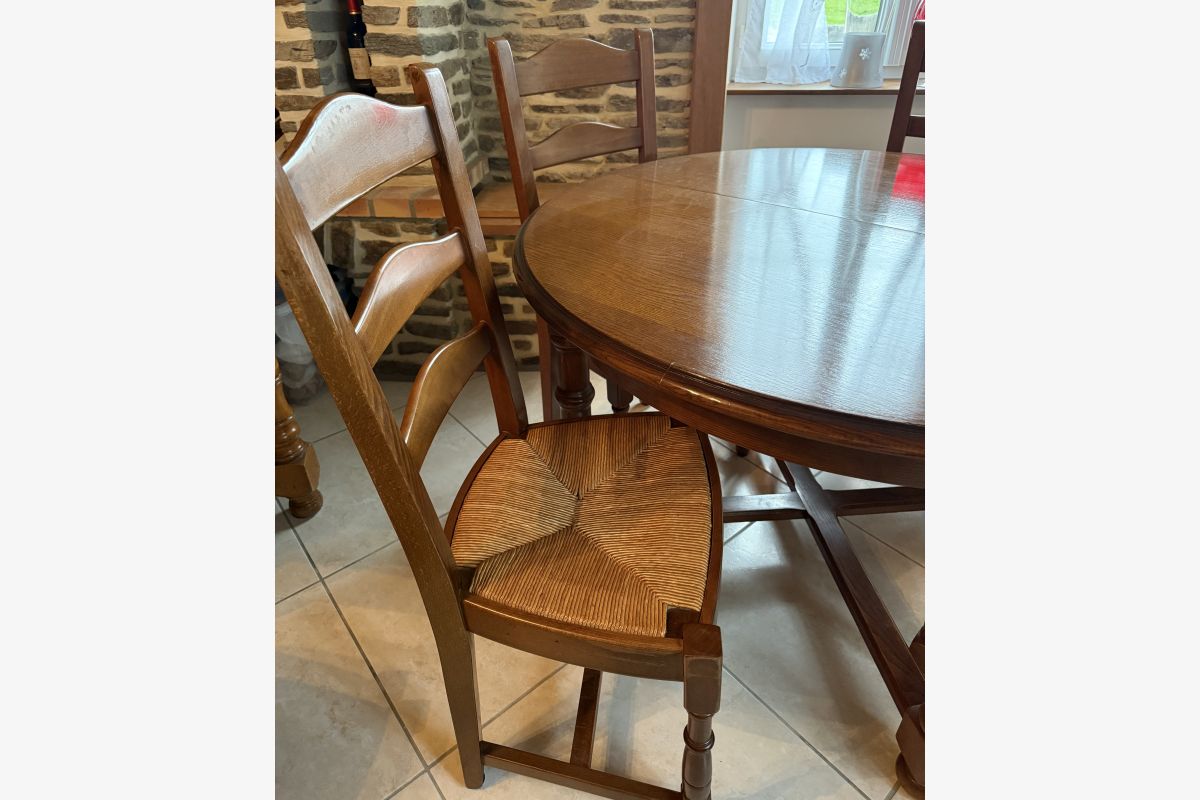 Table ronde en bois massif avec 4 chaises assorties – style rustique - 158875_68851eb191e1c8-65540151.jpg