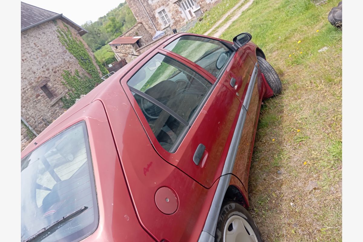 A vendre  Saxo 1.1 essence - 161702_1ec1a03927df46a5bc435cc24eb4463b.jpg