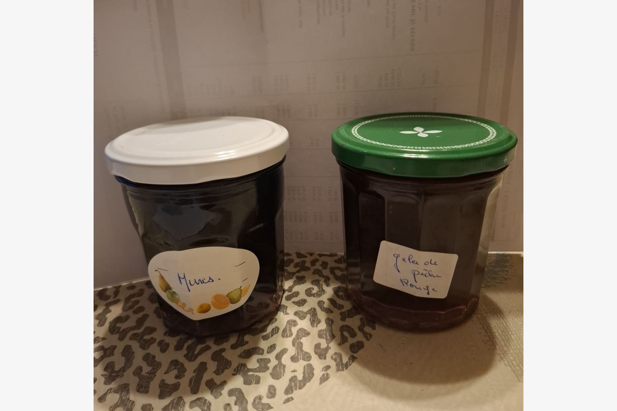 Photo 1 Gelée de mûres, pommes, poires, pêches rouges