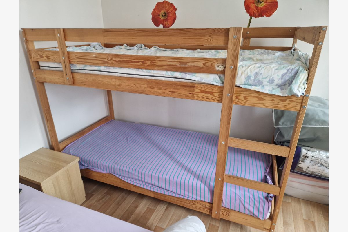 Photo 1 Lits superposés enfant bois 205 x 170x96 + ses 2 matelas 2,20 x 0,90 état impeccable. Peu servi (vacances scolaires)