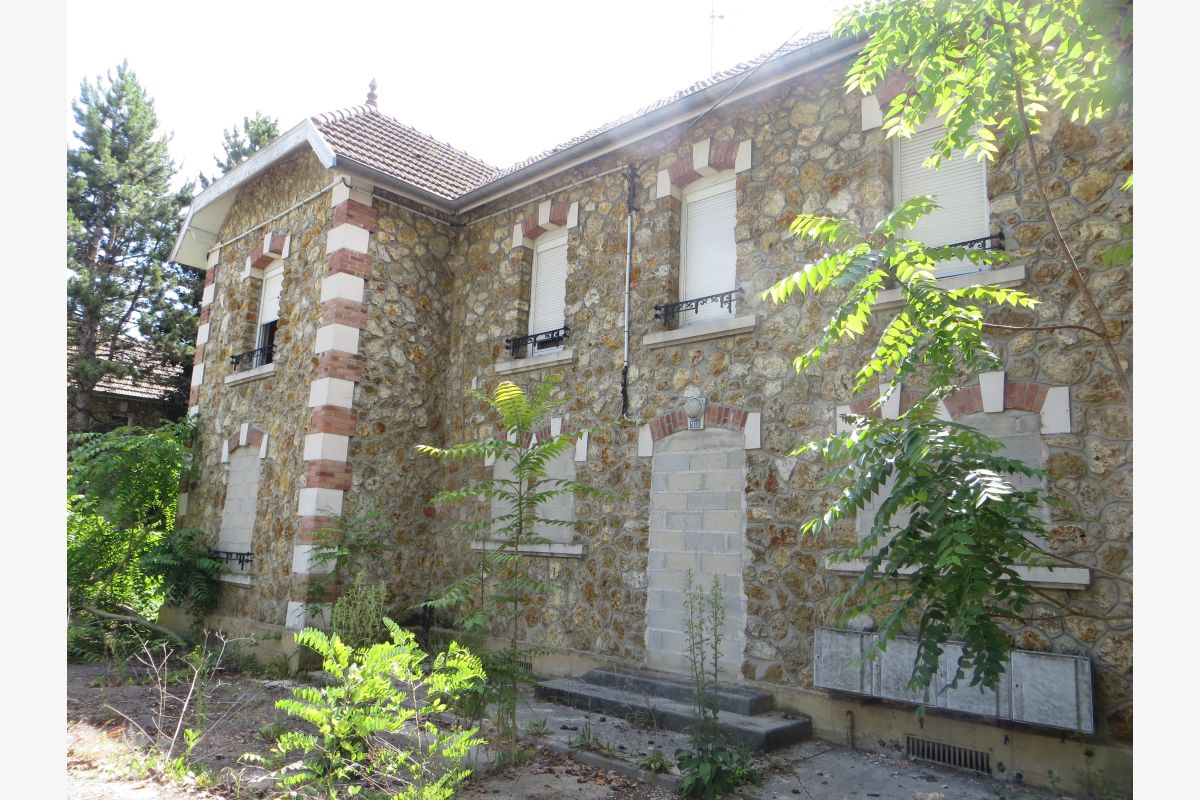 Photo 1 Ensemble immobilier EMPLACEMENT ET SURFACES RARES.