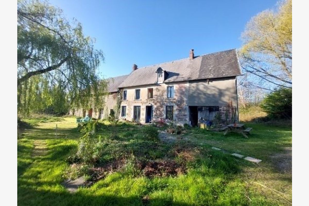 Photo 1 CERENCES petite ferme avec 5 hectares à vendre
