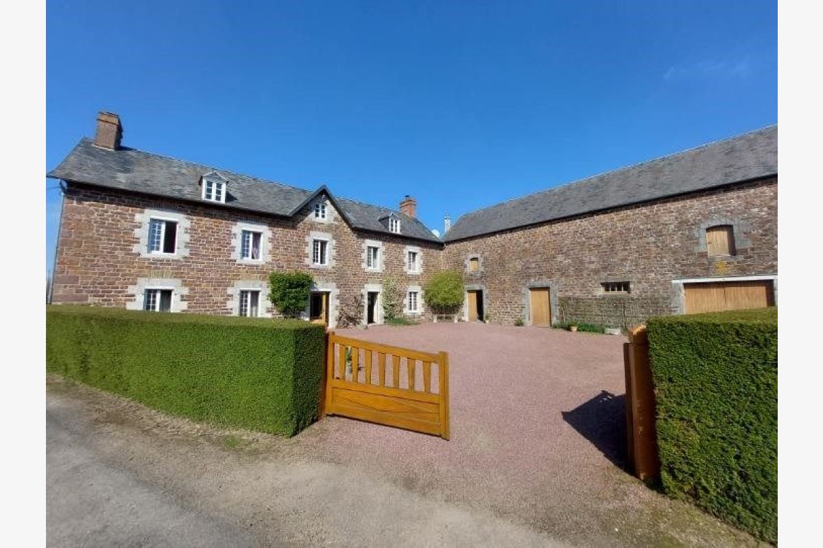 Manoir avec dépendances et 9 hectares - 164469_1.jpg