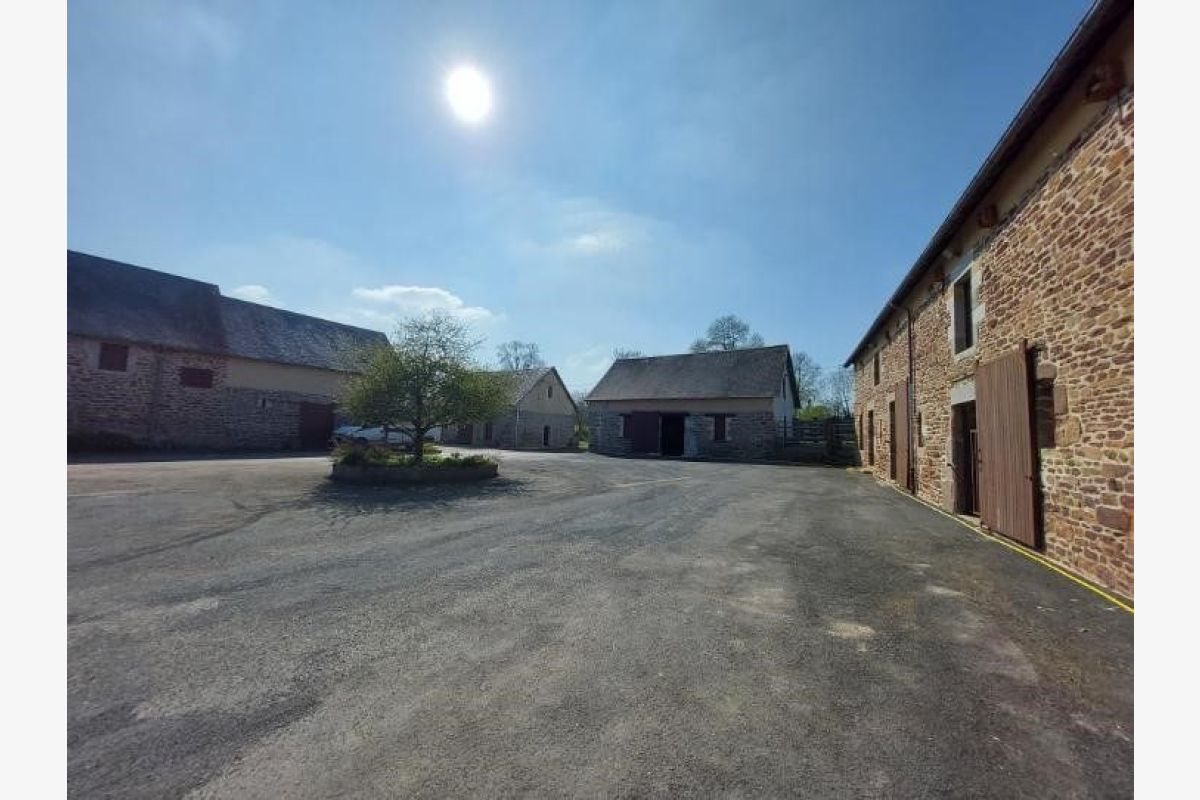Manoir avec dépendances et 9 hectares - 164469_13.jpg